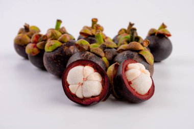 Beyaz arka planda izole edilmiş mangosteen meyvesi