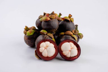 Şeffaf arkaplanda yalıtılmış mangoson meyvesi