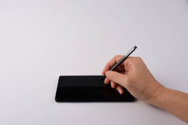 Beyaz arkaplana izole edilmiş yazılar için el ve akıllı telefon ve siyah stil. 
