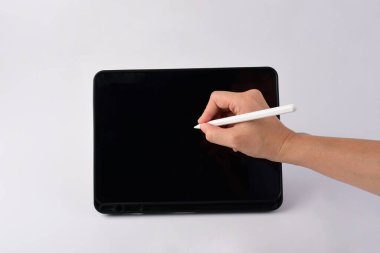Beyaz arkaplana izole edilmiş yazılar için el ve akıllı telefon ve siyah stil. 