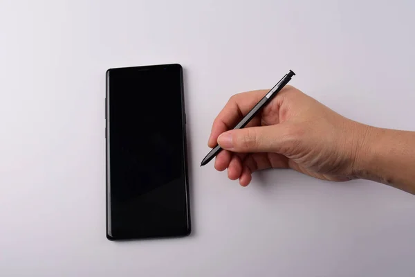 Beyaz arkaplana izole edilmiş yazılar için el ve akıllı telefon ve siyah stil. 