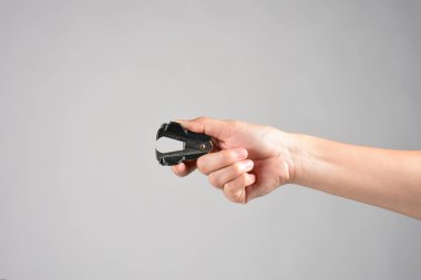 Gri arkaplan üzerinde siyah izole yumruk
