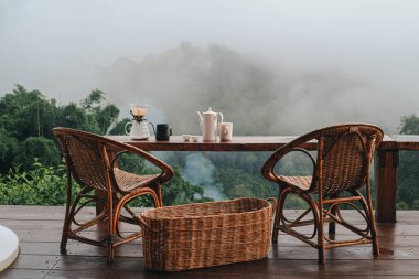 Güzel mavi gökyüzü yüksek dağlar sisler vahşi yaşam yeşil ormanlar Changmai 'de