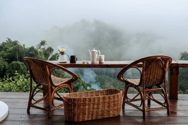 Güzel mavi gökyüzü yüksek dağlar sisler vahşi yaşam yeşil ormanlar Changmai 'de