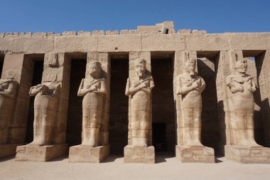 Karnak Tapınağı, Luxor, Mısır 'da heykel sıraları