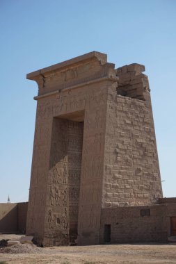 Karnak Tapınağı 'ndaki dev kemer yolu, Luxor, Mısır