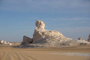 Beyaz çölde, Mısır 'da Sfenks şekilli kaya oluşumu
