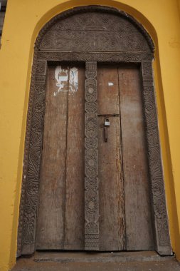Kenya, Mombasa 'da oyulmuş süslemeleri olan ahşap kapı.