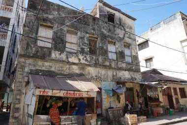 Kenya 'nın eski Mombasa şehrinin işlek bir caddesinde bir ev.