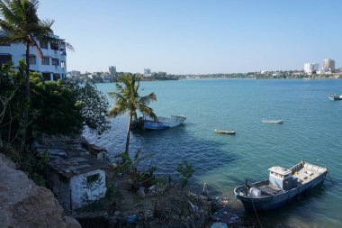 Kenya 'da eski balıkçı tekneleriyle Mombasa sahilinde.