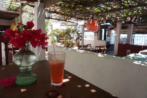 Lamu, Kenya 2021 'de küçük bir restoranın gölgesinde içki içiyorum.