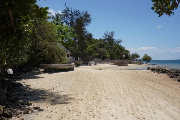 Shela 'yı Lamu Adası, Kenya' ya bağlayan sahil yolu.