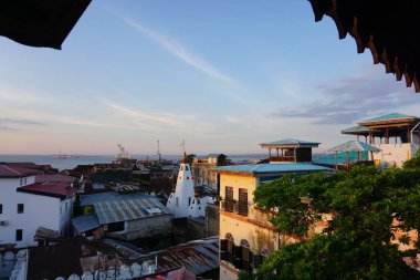 Gün batımında eski kasaba Zanzibar 'a bakın, Tanzanya 2021, sağda prenses salme müzesi ve ortada da Shiv Shakti Tapınağı.