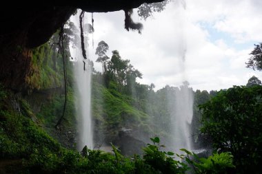 Uganda 'nın doğusundaki Elgon Dağı Ulusal Parkı' ndaki Sipi Şelalesi 'nin arkasındaki mağarada vurulmuş.