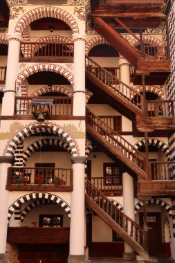 Rila Manastırı 'nın yerleşim bölgesine çıkan birçok merdiven, Bulgaristan 2021