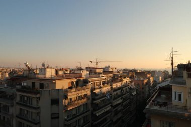 Selanik şehir merkezindeki bir çatıdan altın saat, Yunanistan 2021