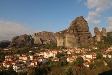 Arka planda tipik kaya oluşumlarıyla Kastraki üzerinde güzel bir manzara, Meteora Manastırları, Yunanistan 2021