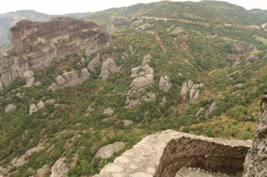 Kutsal Üçleme Manastırı 'ndan çevredeki Meteora, Yunanistan 2021' e muhteşem bir manzara.