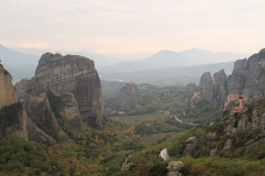 St. Nicholas Anapafsas Manastırı, Roussanou 'nun etrafı kaya sütunları, Meteora, Yunanistan 2021