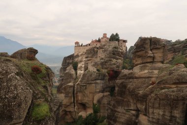 Varlaam Manastırı kaya oluşumları, Meteora, Yunanistan 2021 arasında ortaya çıktı.