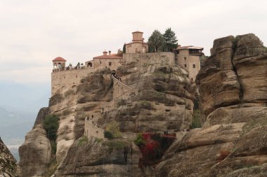 Varlaam Manastırı 'na fantastik bir manzara, bir kayanın üzerine inşa edilmiş, Meteora, Yunanistan 2021