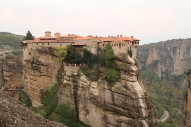 Varlaam Manastırı, bir kaya sütunu üzerine inşa edilmiştir, Meteora, Yunanistan 2021