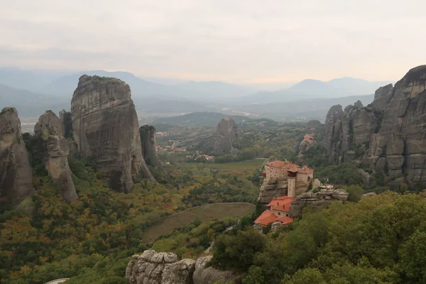 St. Nicholas Anapafsas Manastırı, Roussanou taş sütunlar, Meteora, Yunanistan 2021