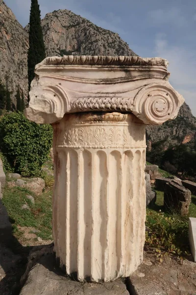 Parte Restante Pilar Bellamente Decorado Sitio Antiguo Delfos Grecia 2021 — Foto de Stock