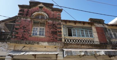 Kenya 'nın Mombasa şehrinde eski güzel bir evin cephesi.