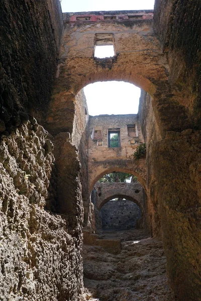 Kenya 'nın Mombasa kıyı kasabasındaki Fort Jesus' un içinde mimarlık.