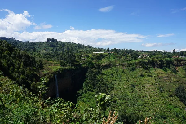 ウガンダ東部のエルゴン国立公園のSipi滝の1つをご覧ください — ストック写真