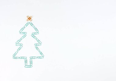 Ataştan yapılmış Noel ağacı. Asgari konsept.