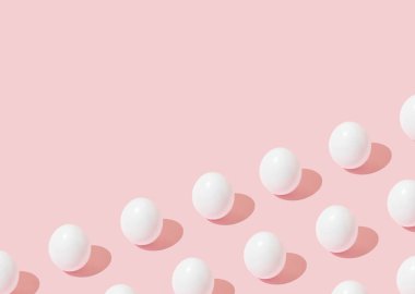 Pembe arka planda beyaz yumurtalarla Paskalya arkaplan deseni ve kopyalama alanı.