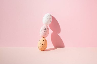 Mavi arka planda yapay turuncu köpük havuçlu sebze deseni.