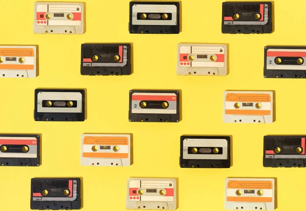 Patrón Retro Con Casetes Audio Sobre Fondo Amarillo —  Fotos de Stock