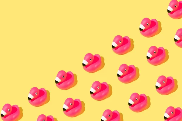 Sarı arka planda kauçuk pembe flamingolu yaz deseni. Boşluğu kopyala.