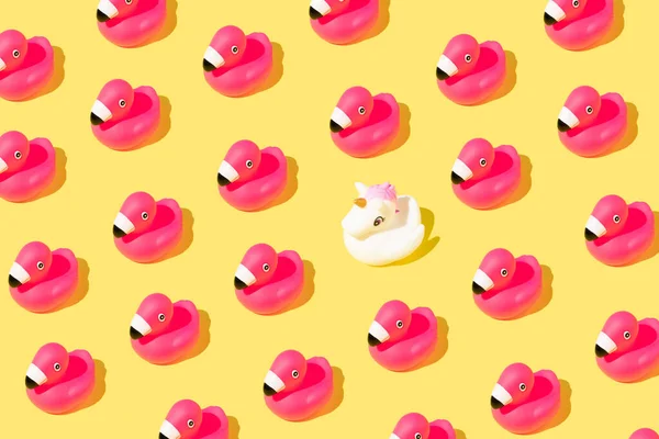 Plastik pembe flamingolu yaz deseni ve sarı arka planda tek boynuzlu at..