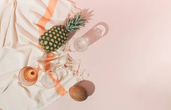 İçme bardakları, ananas, hindistan cevizi ve plaj havlusuyla yaz geçmişi.