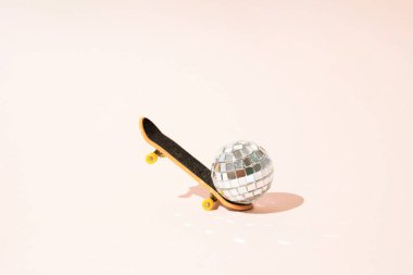 Disko topu yana yatık kaykay. Asgari konsept.