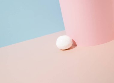 Mavi, pembe kağıtlı ve beyaz limonlu geometrik doku. Asgari kavram arkaplanı.