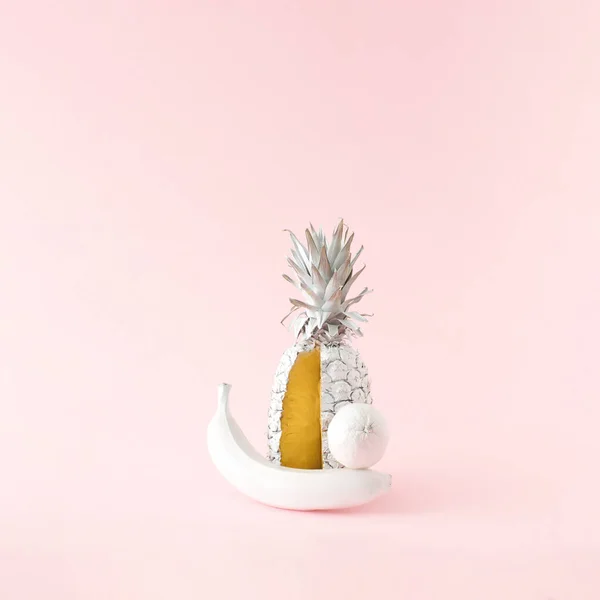 Taze ananas, muz ve limon pembeye boyanmış. En az yaz yemeği konsepti.