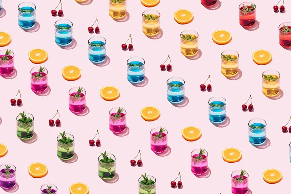 Summer Cocktail Pattern Drinking Glasses Slices Orange Cehrries Pink Background — Stock Photo, Image