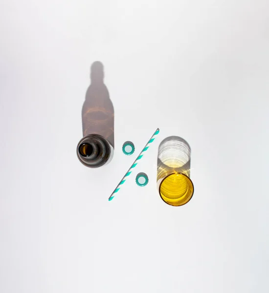 Butelka Piwem Szkło Słomką Picia Zakrętkami Butelek Utworzone Jako Znak — Zdjęcie stockowe