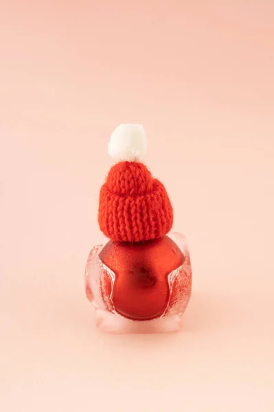 Κόκκινο Χριστουγεννιάτικο Μπιχλιμπίδι Καπέλο Του Βασίλη Λιώσιμο Παγάκι Ροζ Φόντο — Φωτογραφία Αρχείου