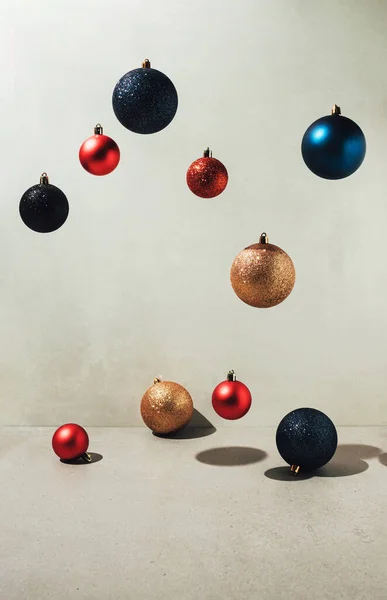 Gri beton zemine düşen Noel süsleri. Tatil selamlama kavramı.