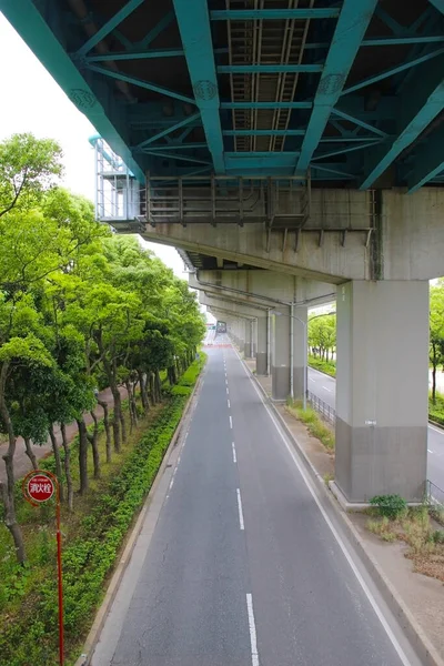 Pohled Prázdnou Ulici Japonsku Shora Tramvajové Linky Procházející Nad — Stock fotografie