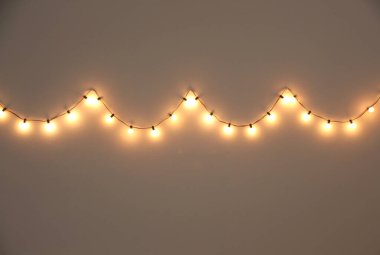 Duvarında ampuller olan çelenkler