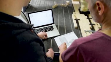 Otomatik bilgisayarlı imalat fabrikası..