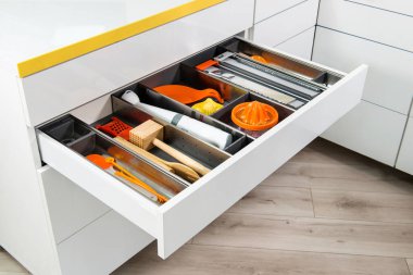 Mutfak gereçleri çekmecede. Çatallar, kaşıklar ve bıçaklar.