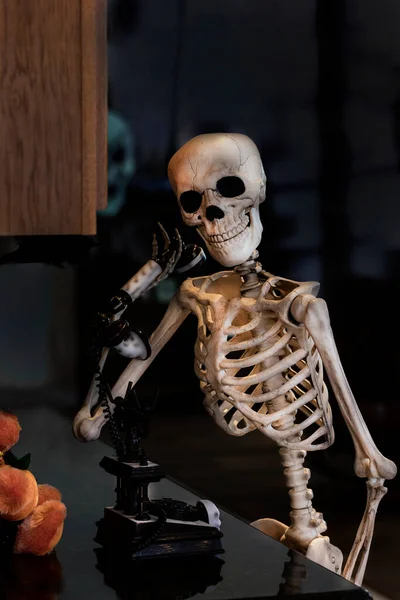 Dekor Einer Halloween Feier Mit Einem Skelett Das Telefon Spricht — Stockfoto